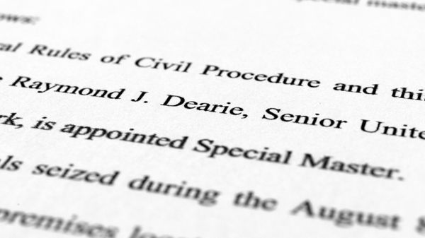 A page from the order by U.S. District Judge Aileen Cannon naming Raymond Dearie as special master to review documents seized in the FBI raid on Donald Trump's home - Sputnik International