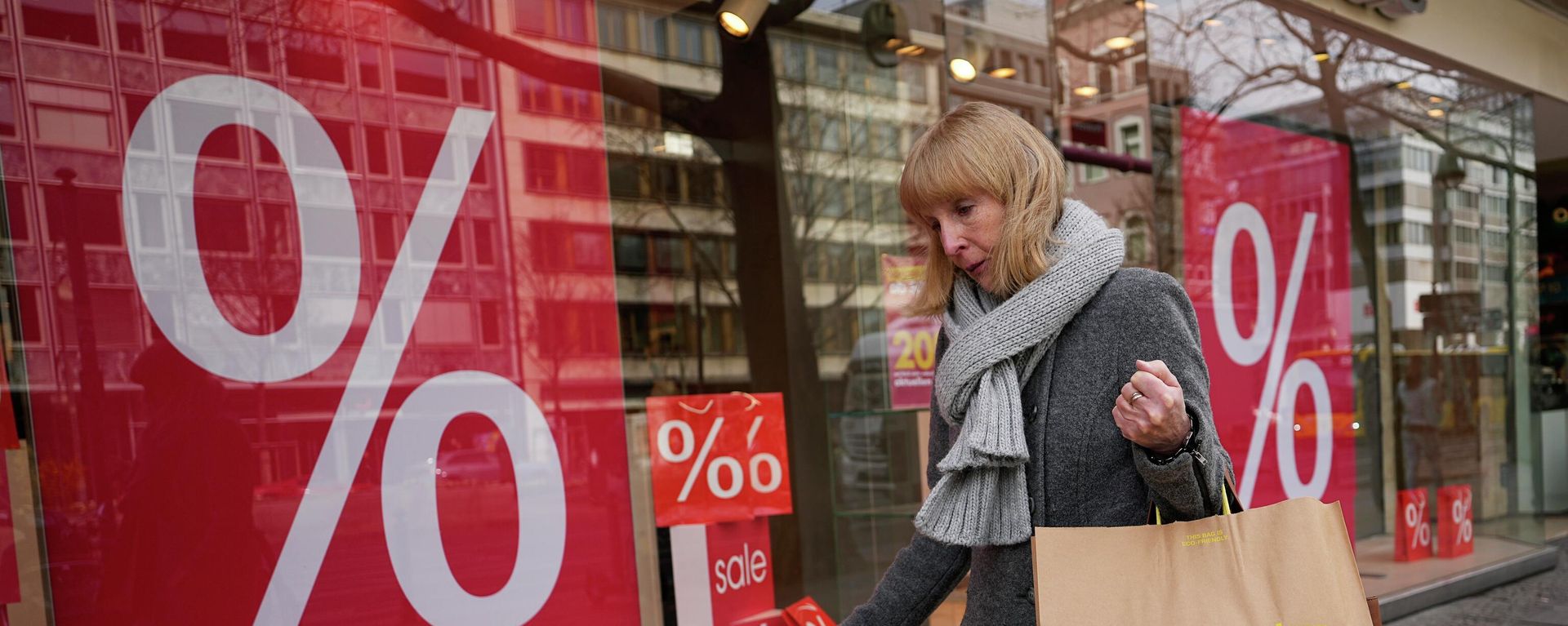 FILE - A woman walks with purchases past a store in Berlin, DEU, Friday, April 1, 2022 - Sputnik International, 1920, 02.07.2023
