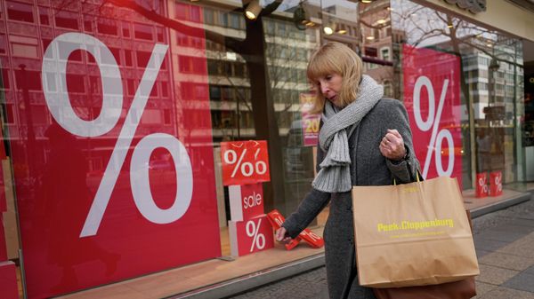 FILE - A woman walks with purchases past a store in Berlin, DEU, Friday, April 1, 2022 - Sputnik International