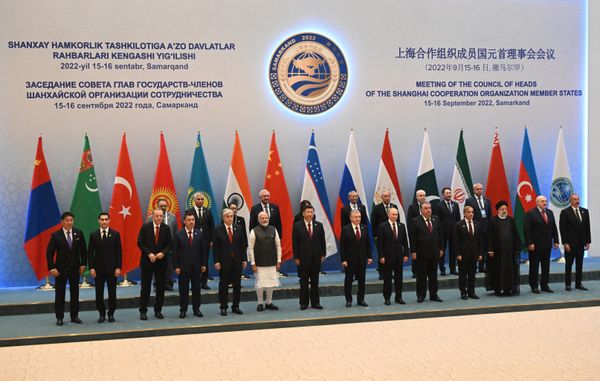 (L-R) Mongolian President Ukhnaa Khurelsukh, Turkmen President Serdar Berdymukhamedov, Turkish President Recep Tayyip Erdogan, Kazakh President Kassym-Jomart Tokayev, Indian Prime Minister Narendra Modi, Chinese President Xi Jinping, Uzbek President Shavkat Mirziyoyev, Russian President Vladimir Putin, Tajik President Emomali Rahmon, Pakistani Prime Minister Shahbaz Sharif, Iranian President Ebrahim Raisi, Belarusian President Alexander Lukashenko and Azerbaijani President Ilham Aliyev pose for a family photo before the meeting in an expanded format at the Shanghai Cooperation Organisation (SCO) leaders' summit in Samarkand on September 16, 2022. - Sputnik International