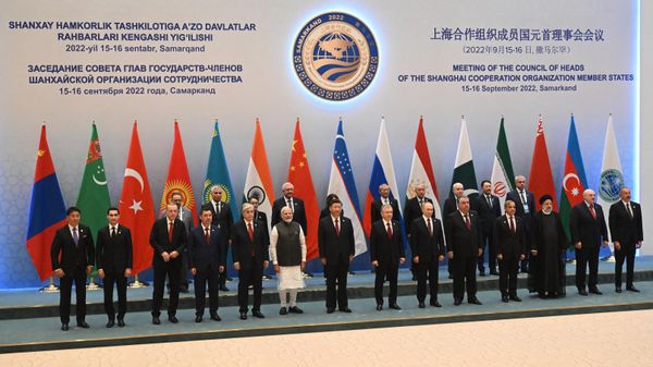 (L-R) Mongolian President Ukhnaa Khurelsukh, Turkmen President Serdar Berdymukhamedov, Turkish President Recep Tayyip Erdogan, Kazakh President Kassym-Jomart Tokayev, Indian Prime Minister Narendra Modi, Chinese President Xi Jinping, Uzbek President Shavkat Mirziyoyev, Russian President Vladimir Putin, Tajik President Emomali Rahmon, Pakistani Prime Minister Shahbaz Sharif, Iranian President Ebrahim Raisi, Belarusian President Alexander Lukashenko and Azerbaijani President Ilham Aliyev pose for a family photo before the meeting in an expanded format at the Shanghai Cooperation Organisation (SCO) leaders' summit in Samarkand on September 16, 2022. - Sputnik International