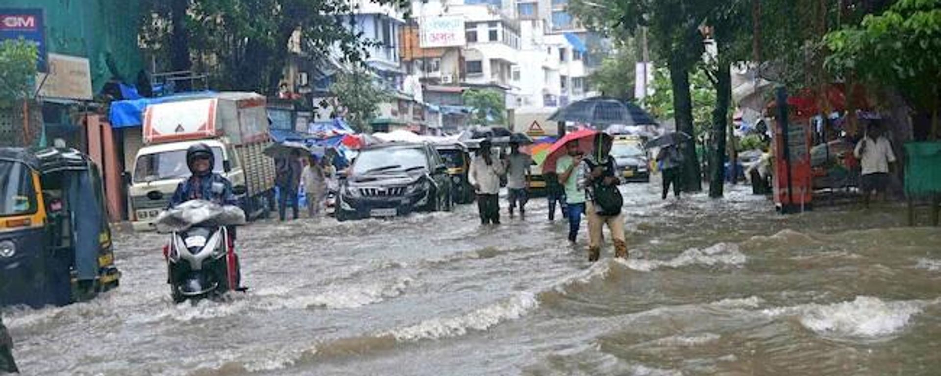 Mumbai Rain Today: The city roadswere waterlogged and traffic movement was affected Mumbai Rain Today: The city roadswere waterlogged and traffic movement was affected - Sputnik International, 1920, 16.09.2022