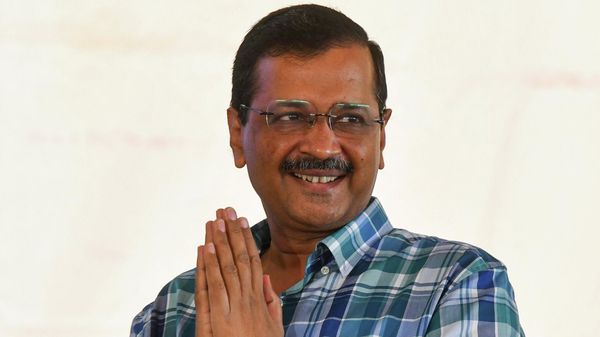 Chief Minister of New Delhi, and senior leader of Aam Aadmi party (AAP), Arvind Kejriwal greets the gathering as he arrives to participate in a farmer’s convention in Bangalore on April 21, 2022 - Sputnik International