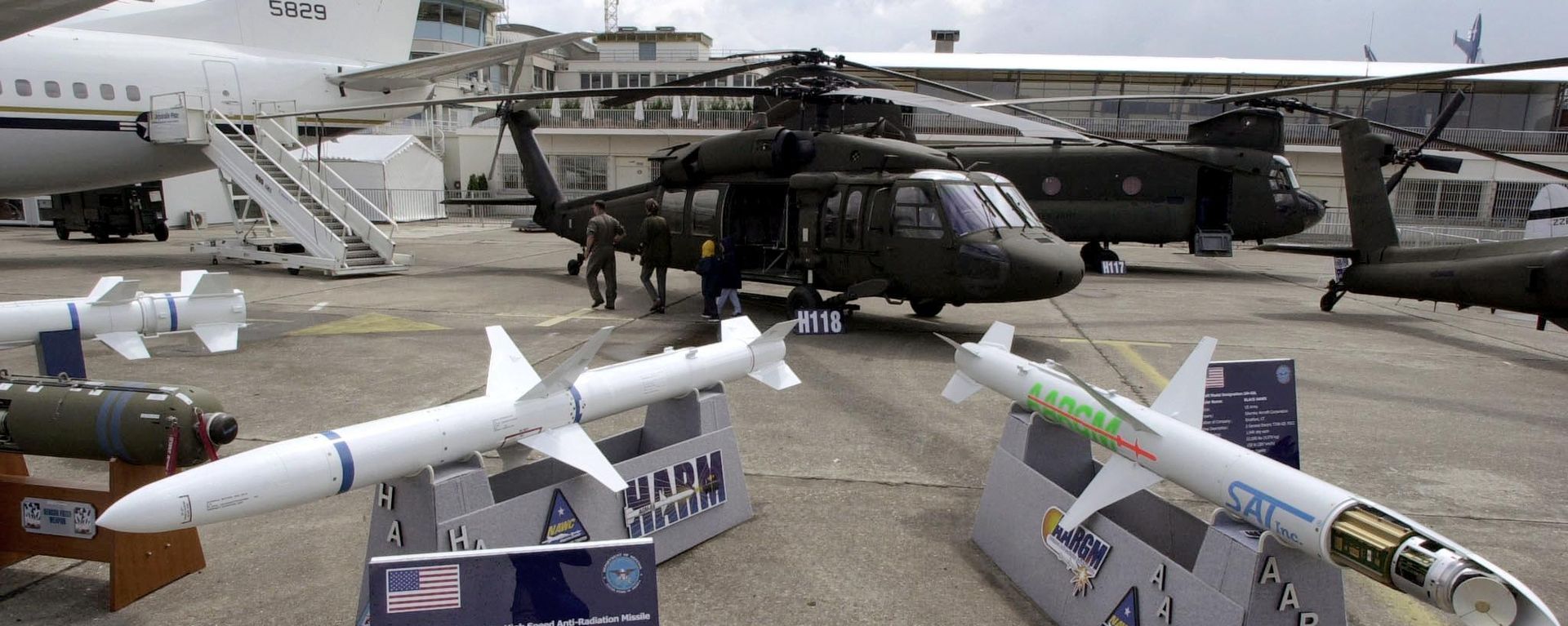 Models of anti-radiation missiles of American Raytheon are on display 17 June 2001 at the 44th Paris-Le Bourget Air Show, scheduled from 16 to 24 June Models of anti-radiation missiles of American Raytheon are on display 17 June 2001 at the 44th Paris-Le Bourget Air Show, scheduled from 16 to 24 June - Sputnik International, 1920, 16.09.2022