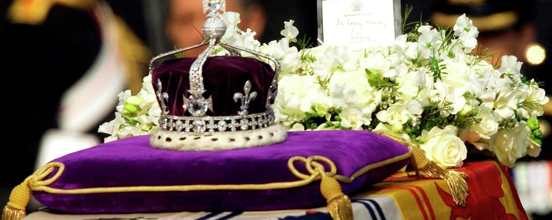 FILE - The Koh-i-noor, or mountain of light, diamond, set in the Maltese Cross at the front of the crown made for Britain's late Queen Mother Elizabeth, is seen on her coffin, along with her personal standard, a wreath and a note from her daughter, Queen Elizabeth II, as it is drawn to London's Westminster Hall in this April 5, 2002. Hundreds of thousands of people are expected to flock to London’s medieval Westminster Hall from Wednesday, Sept. 14, 2022, to pay their respects to Queen Elizabeth II, whose coffin will lie in state for four days until her funeral on Monday. (AP Photo/Alastair Grant, File) FILE - The Koh-i-noor, or mountain of light, diamond, set in the Maltese Cross at the front of the crown made for Britain's late Queen Mother Elizabeth, is seen on her coffin, along with her personal standard, a wreath and a note from her daughter, Queen Elizabeth II, as it is drawn to London's Westminster Hall in this April 5, 2002. Hundreds of thousands of people are expected to flock to London’s medieval Westminster Hall from Wednesday, Sept. 14, 2022, to pay their respects to Queen Elizabeth II, whose coffin will lie in state for four days until her funeral on Monday. (AP Photo/Alastair Grant, File) - Sputnik International, 1920, 16.09.2022