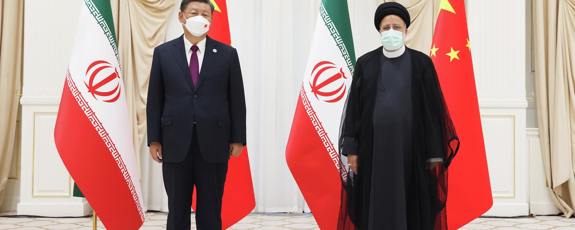 Chinese President Xi Jinping and Iranian President Ebrahim Raisi meet in Samarkand, Uzbekistan on the sidelines of the Shanghai Cooperation Organization summit. Friday, September 16, 2022. Chinese President Xi Jinping and Iranian President Ebrahim Raisi meet in Samarkand, Uzbekistan on the sidelines of the Shanghai Cooperation Organization summit. Friday, September 16, 2022. - Sputnik International, 1920, 16.09.2022