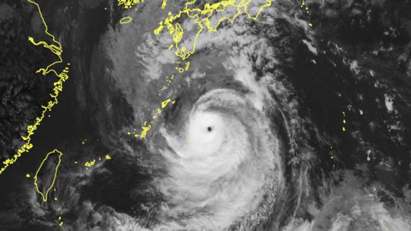 This handout photo taken and released on September 17, 2022 by the Japan Meteorological Agency shows satellite imagery shows Typhoon Nanmadol located near the southern remote islands of Japan. - Sputnik International