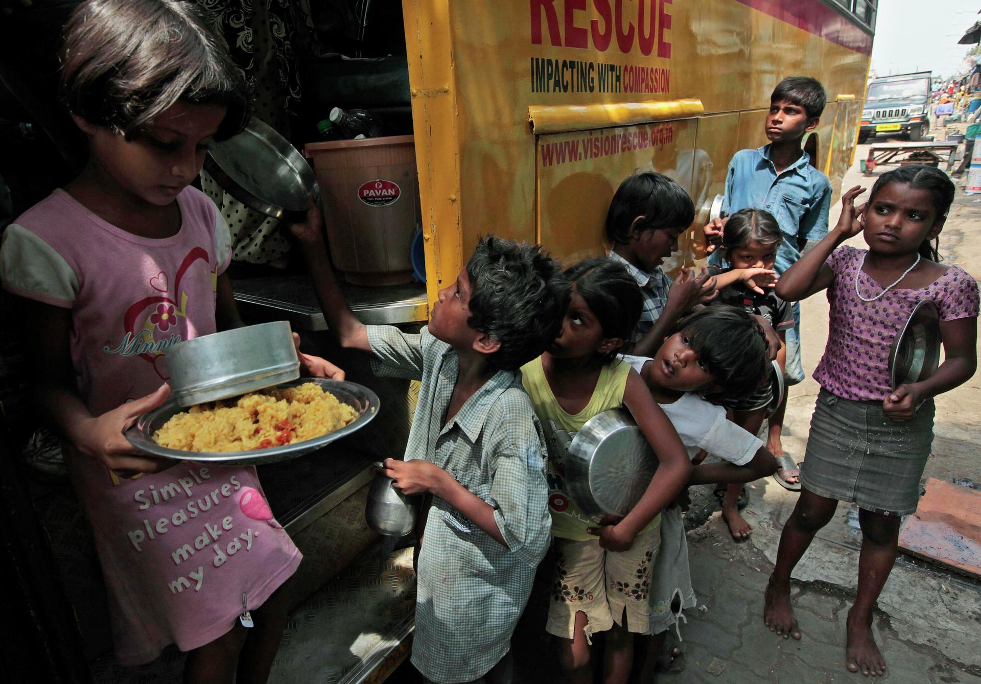 Children from a shanty await their turn to receive free food outside a mobile classroom in Mumbai, India. Children from a shanty await their turn to receive free food outside a mobile classroom in Mumbai, India. - Sputnik International, 1920, 17.09.2022