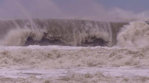 Waves crash near the shoreline after Typhoon Hinnamnor passed through Busan on September 6, 2022.  - Sputnik International
