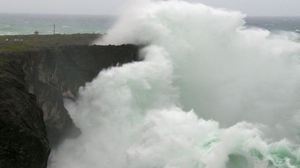 Large waves created by typhoon Vongfong crash into a cliff wall along the coast of Okinawa on October 13, 2014.  - Sputnik International