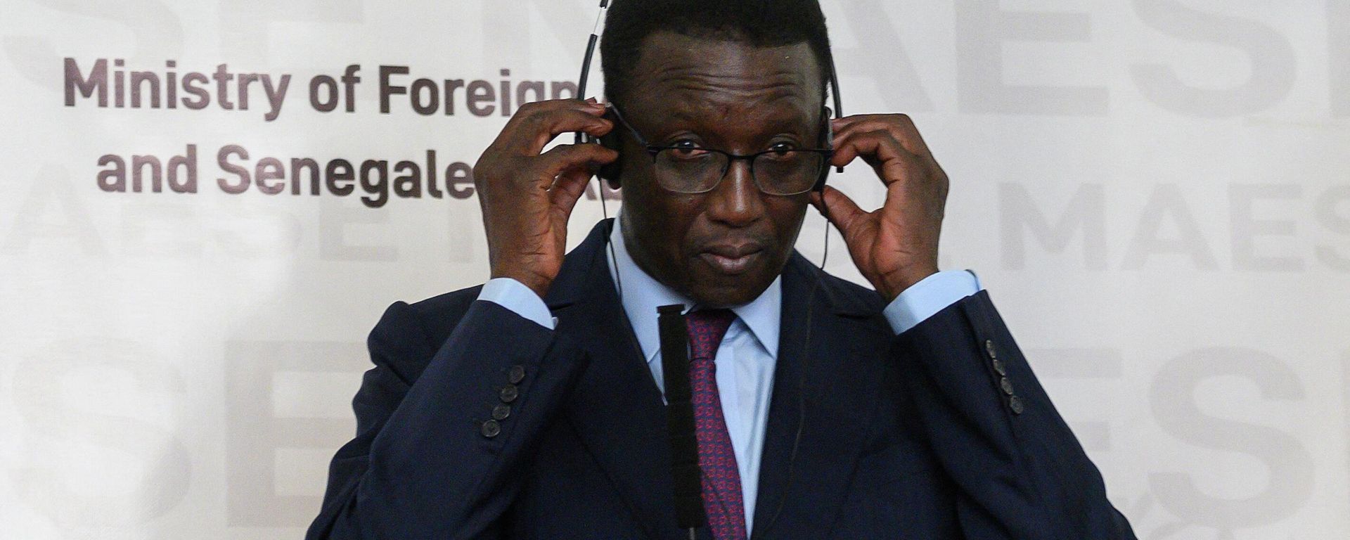 Senegal's Foreign Affairs minister Amadou Ba attends a press conference with the US Secretary of State at the Presidential Palace in Dakar on February 16, 2020. - US Secretary of State Mike Pompeo is on his first visit to sub-Saharan Africa during which he will seek to lay out a positive vision for US cooperation with the continent where China has been increasingly active. (Photo by ANDREW CABALLERO-REYNOLDS / POOL / AFP) - Sputnik International, 1920, 18.09.2022