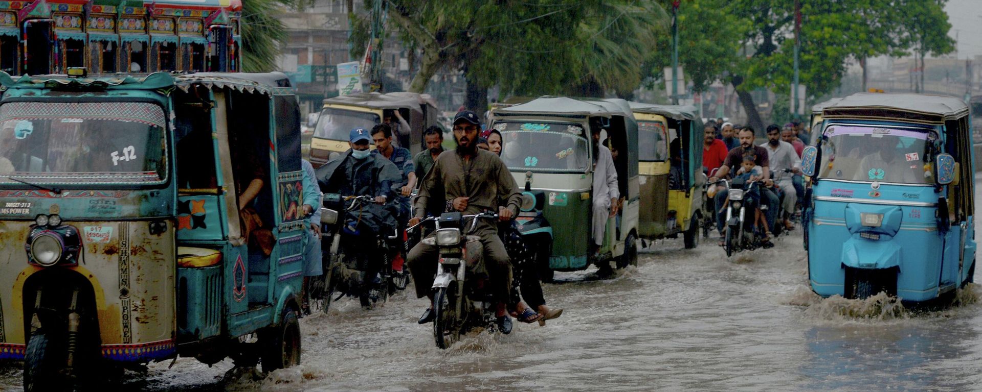 Motorists make their way through a flooded street after heavy rains in Karachi on September 12, 2022. Motorists make their way through a flooded street after heavy rains in Karachi on September 12, 2022. - Sputnik International, 1920, 18.09.2022