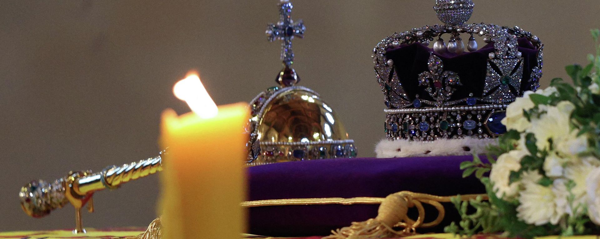 The coffin of Queen Elizabeth II, draped in the Royal Standard and adorned with the Imperial State Crown and the Sovereign's orb and sceptre, is pictured Lying in State inside Westminster Hall, at the Palace of Westminster in London on September 18, 2022 The coffin of Queen Elizabeth II, draped in the Royal Standard and adorned with the Imperial State Crown and the Sovereign's orb and sceptre, is pictured Lying in State inside Westminster Hall, at the Palace of Westminster in London on September 18, 2022 - Sputnik International, 1920, 18.09.2022