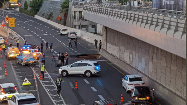 A screenshot of a photo, depicting an sinkhole that opened on Ayalon Highway in Israel. September 18, 2022. - Sputnik International