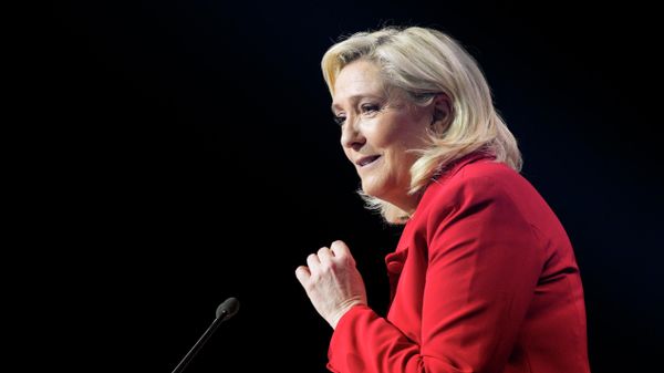 French right-wing politician Marine Le Pen delivers a speech during a meeting in Avignon, south of France, Thursday, April 14, 2022. (AP Photo/Daniel Cole) - Sputnik International