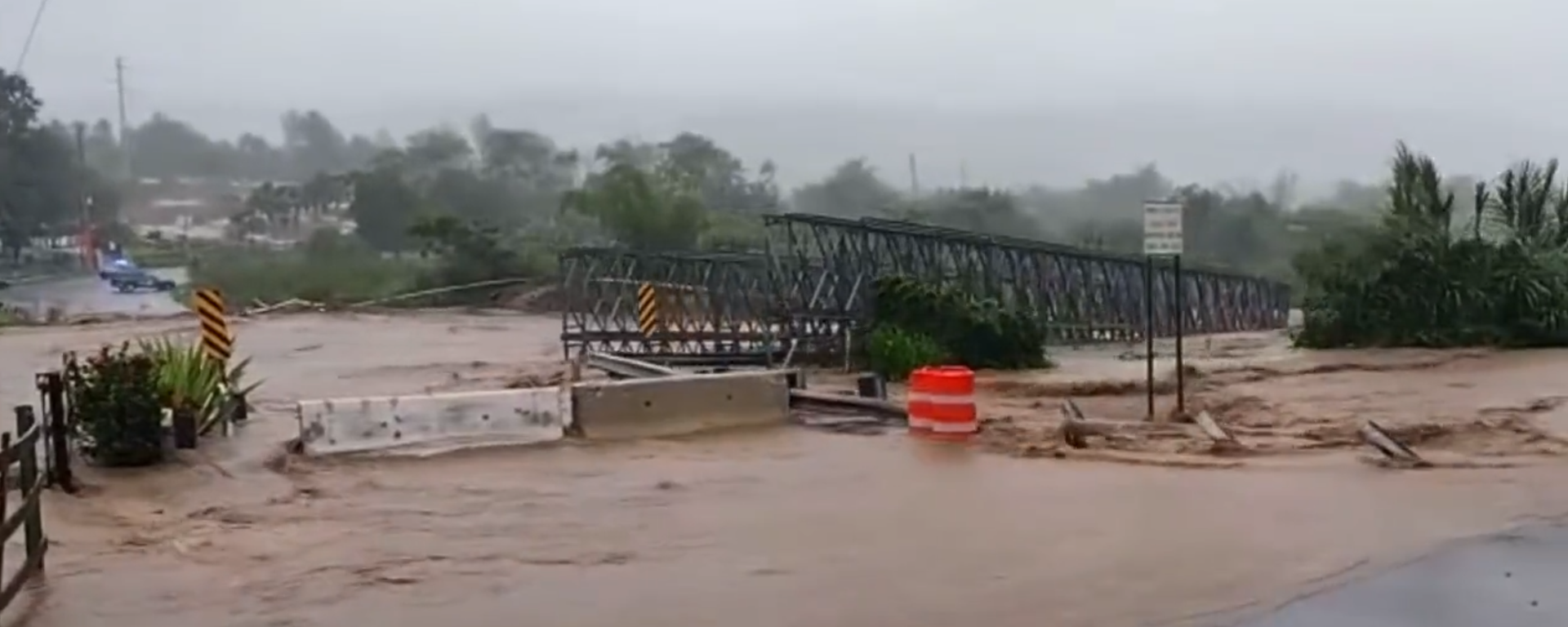Image captures moment in which a bridge was swept away by rising water levels in Puerto Rico after Hurricane Fiona's Sunday landfall. Image captures moment in which a bridge was swept away by rising water levels in Puerto Rico after Hurricane Fiona's Sunday landfall. - Sputnik International, 1920, 18.09.2022