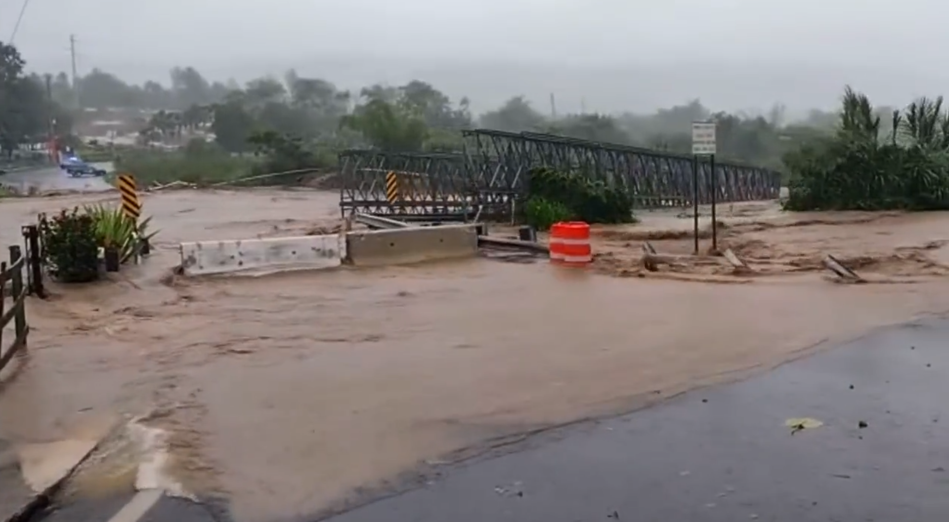 Image captures moment in which a bridge was swept away by rising water levels in Puerto Rico after Hurricane Fiona's Sunday landfall.  - Sputnik International, 1920, 19.09.2022