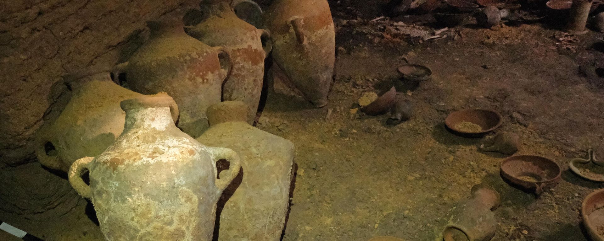 A handout picture provided by the Israel Antiquities Authority on Septembre 18, 2022, shows finds including pottery vessels, dating back to the thirteenth century BCE during the rule of Egypt's Pharaoh Rameses II, disovered untouched in a funerary cave at the central Palmahim park area on the Mediterranean coast. - Sputnik International, 1920, 19.09.2022