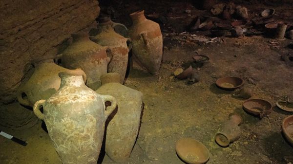 A handout picture provided by the Israel Antiquities Authority on Septembre 18, 2022, shows finds including pottery vessels, dating back to the thirteenth century BCE during the rule of Egypt's Pharaoh Rameses II, disovered untouched in a funerary cave at the central Palmahim park area on the Mediterranean coast. - Sputnik International
