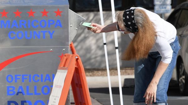 People deposit their mail-in ballots for the US presidential election at a ballot collection box in Phoenix, Arizona on October 18, 2020. People deposit their mail-in ballots for the US presidential election at a ballot collection box in Phoenix, Arizona on October 18, 2020. - Sputnik International