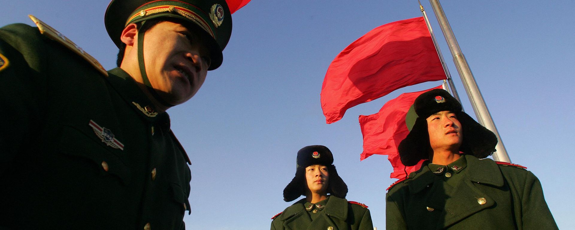 Paramilitary soldiers march beneath red flags on Tiananmen Square for the opening session of China's annual parliament, the National People's Congress (NPC), 05 March 2007 at the Great Hall of the People in Beijing - Sputnik International, 1920, 15.10.2022