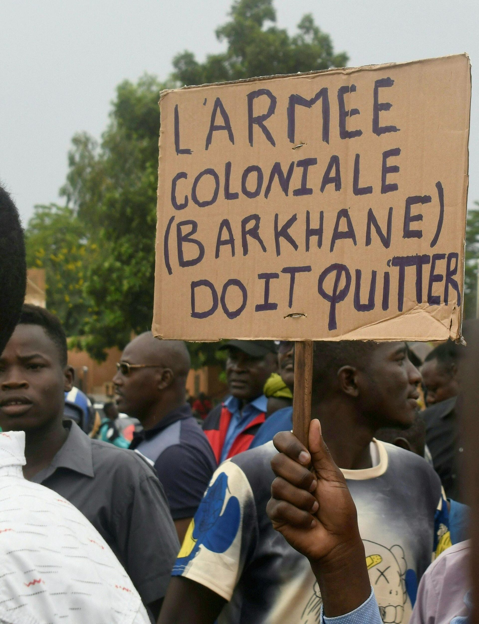 A man holds a placard reading The colonial army (Barkhane) must leave as people demonstrate against French military presence in Niger on September 18, 2022 in Niamey. - French forces first intervened in the Sahel's jihadist emergency in 2013, sending troops to support Malian forces fighting a regional insurgency.
It widened the effort a year later with Operation Barkhane, eventually deploying some 5,100 troops, warplanes and drones in former colonies Chad, Burkina Faso, Mali, Mauritania and Niger. (Photo by Boureima HAMA / AFP) A man holds a placard reading The colonial army (Barkhane) must leave as people demonstrate against French military presence in Niger on September 18, 2022 in Niamey. - French forces first intervened in the Sahel's jihadist emergency in 2013, sending troops to support Malian forces fighting a regional insurgency.
It widened the effort a year later with Operation Barkhane, eventually deploying some 5,100 troops, warplanes and drones in former colonies Chad, Burkina Faso, Mali, Mauritania and Niger. (Photo by Boureima HAMA / AFP) - Sputnik International, 1920, 20.09.2022