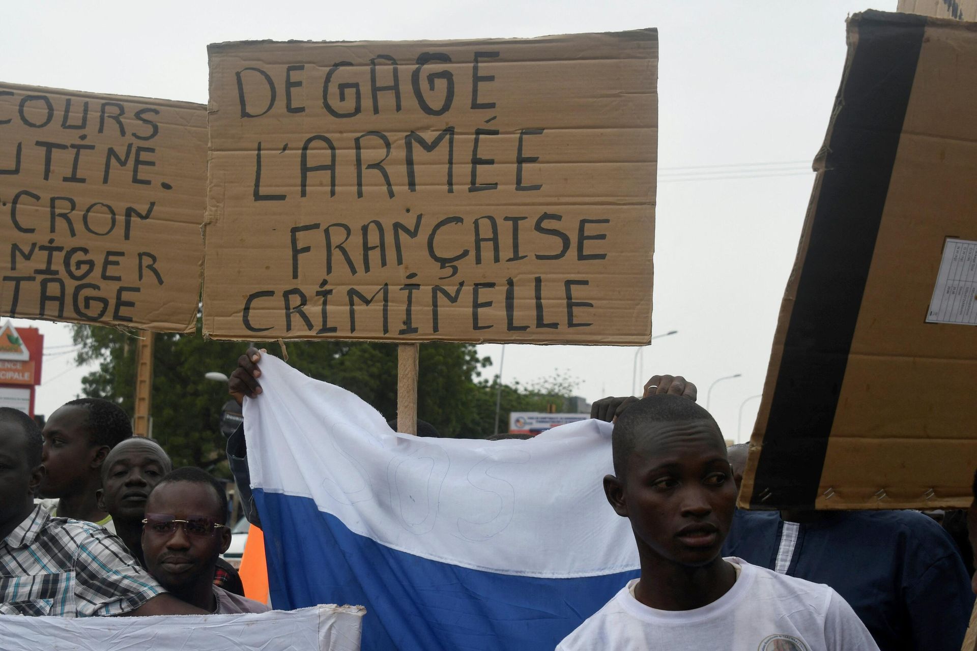 A man holds a placard reading Clear off criminal French army as people demonstrate against French military presence in Niger on September 18, 2022 in Niamey. - French forces first intervened in the Sahel's jihadist emergency in 2013, sending troops to support Malian forces fighting a regional insurgency.
It widened the effort a year later with Operation Barkhane, eventually deploying some 5,100 troops, warplanes and drones in former colonies Chad, Burkina Faso, Mali, Mauritania and Niger. (Photo by Boureima HAMA / AFP) A man holds a placard reading Clear off criminal French army as people demonstrate against French military presence in Niger on September 18, 2022 in Niamey. - French forces first intervened in the Sahel's jihadist emergency in 2013, sending troops to support Malian forces fighting a regional insurgency.
It widened the effort a year later with Operation Barkhane, eventually deploying some 5,100 troops, warplanes and drones in former colonies Chad, Burkina Faso, Mali, Mauritania and Niger. (Photo by Boureima HAMA / AFP) - Sputnik International, 1920, 19.09.2022