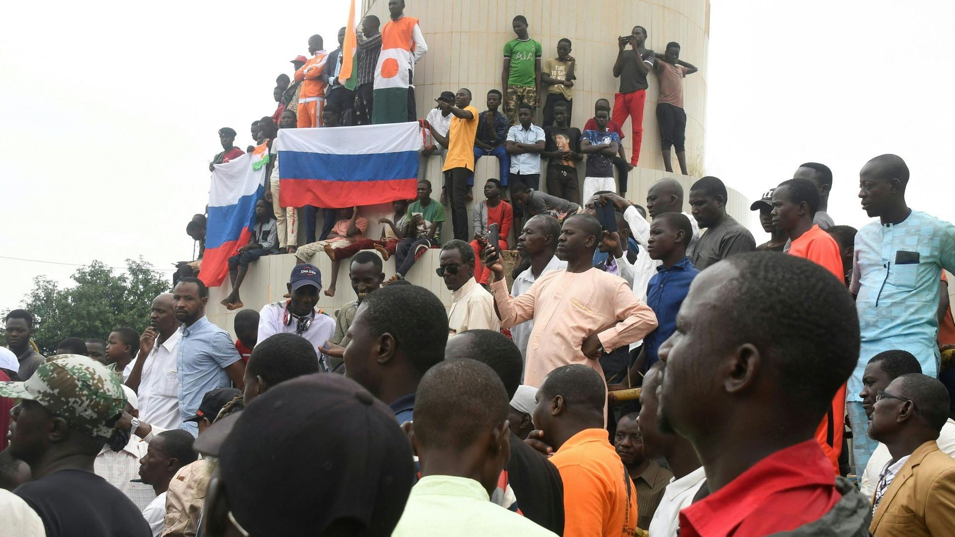 People demonstrate against French military presence in Niger on September 18, 2022 in Niamey. - French forces first intervened in the Sahel's jihadist emergency in 2013, sending troops to support Malian forces fighting a regional insurgency.
It widened the effort a year later with Operation Barkhane, eventually deploying some 5,100 troops, warplanes and drones in former colonies Chad, Burkina Faso, Mali, Mauritania and Niger. People demonstrate against French military presence in Niger on September 18, 2022 in Niamey. - French forces first intervened in the Sahel's jihadist emergency in 2013, sending troops to support Malian forces fighting a regional insurgency.
It widened the effort a year later with Operation Barkhane, eventually deploying some 5,100 troops, warplanes and drones in former colonies Chad, Burkina Faso, Mali, Mauritania and Niger. - Sputnik International, 1920, 19.09.2022