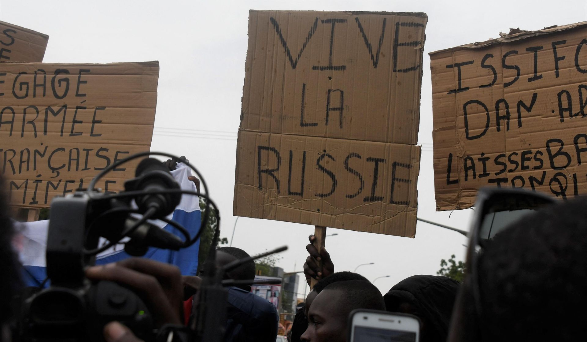A man holds a placard reading Long live Russia as people demonstrate against French military presence in Niger on September 18, 2022 in Niamey. - French forces first intervened in the Sahel's jihadist emergency in 2013, sending troops to support Malian forces fighting a regional insurgency.
It widened the effort a year later with Operation Barkhane, eventually deploying some 5,100 troops, warplanes and drones in former colonies Chad, Burkina Faso, Mali, Mauritania and Niger. A man holds a placard reading Long live Russia as people demonstrate against French military presence in Niger on September 18, 2022 in Niamey. - French forces first intervened in the Sahel's jihadist emergency in 2013, sending troops to support Malian forces fighting a regional insurgency.
It widened the effort a year later with Operation Barkhane, eventually deploying some 5,100 troops, warplanes and drones in former colonies Chad, Burkina Faso, Mali, Mauritania and Niger. - Sputnik International, 1920, 19.09.2022