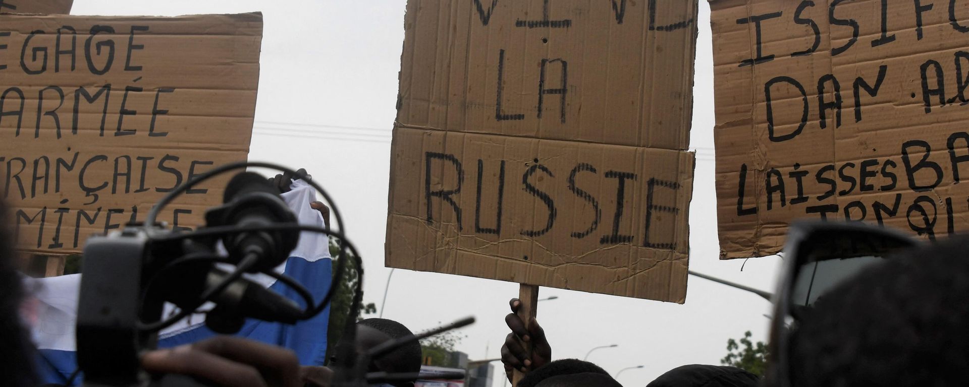 A man holds a placard reading Long live Russia as people demonstrate against French military presence in Niger on September 18, 2022 in Niamey. - French forces first intervened in the Sahel's jihadist emergency in 2013, sending troops to support Malian forces fighting a regional insurgency.
It widened the effort a year later with Operation Barkhane, eventually deploying some 5,100 troops, warplanes and drones in former colonies Chad, Burkina Faso, Mali, Mauritania and Niger. A man holds a placard reading Long live Russia as people demonstrate against French military presence in Niger on September 18, 2022 in Niamey. - French forces first intervened in the Sahel's jihadist emergency in 2013, sending troops to support Malian forces fighting a regional insurgency.
It widened the effort a year later with Operation Barkhane, eventually deploying some 5,100 troops, warplanes and drones in former colonies Chad, Burkina Faso, Mali, Mauritania and Niger. - Sputnik International, 1920, 20.09.2022