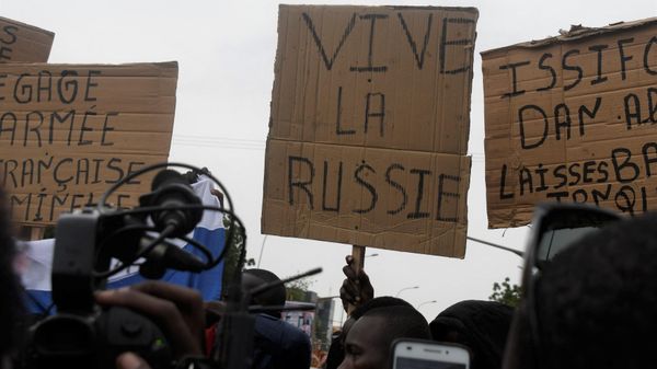 A man holds a placard reading Long live Russia as people demonstrate against French military presence in Niger on September 18, 2022 in Niamey. - French forces first intervened in the Sahel's jihadist emergency in 2013, sending troops to support Malian forces fighting a regional insurgency.
It widened the effort a year later with Operation Barkhane, eventually deploying some 5,100 troops, warplanes and drones in former colonies Chad, Burkina Faso, Mali, Mauritania and Niger.  - Sputnik International