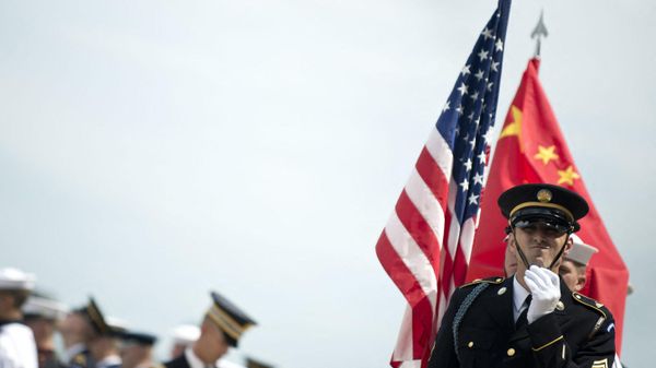 Members of an American color guard carry a Chinese flag before an honor cordon at the Pentagon May 7, 2012 in Washington, DC.  - Sputnik International