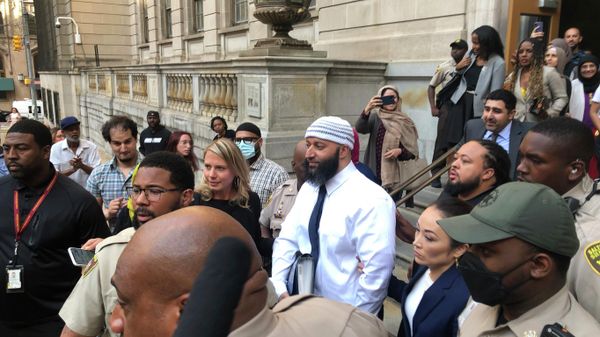 Adnan Syed, center, leaves the Elijah E. Cummings Courthouse, Monday, Sept. 19, 2022, in Baltimore.  - Sputnik International