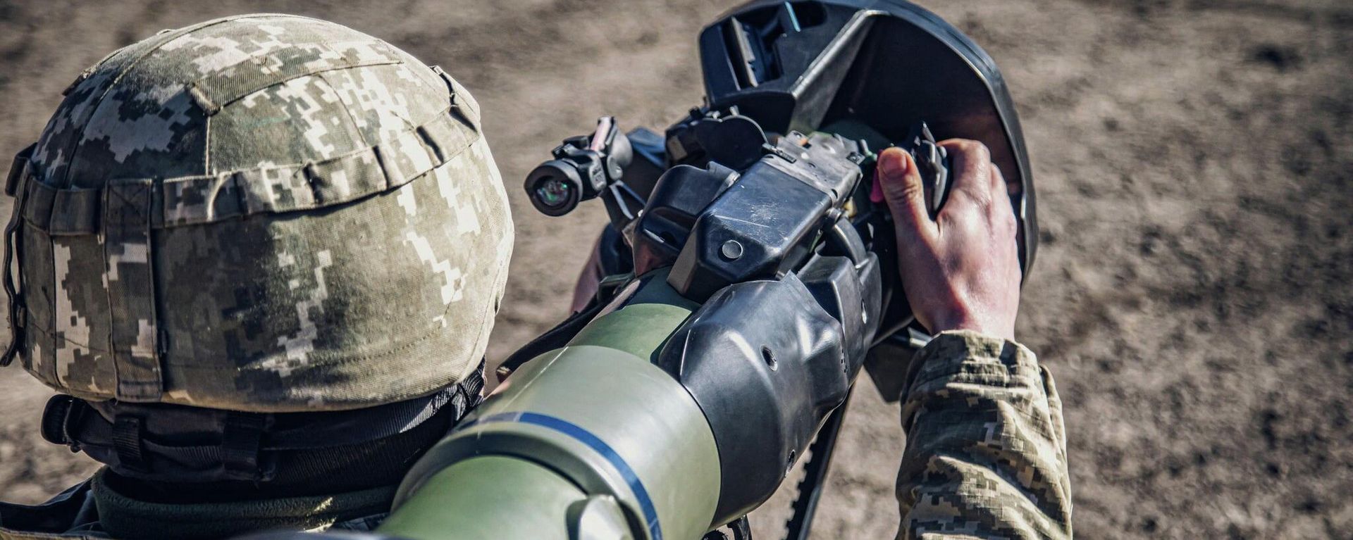This handout picture taken and released on February 19, 2022 by the press service of the General Staff of the Ukrainian Armed Forces in an unknown location in Ukraine, shows a soldier examining a Swedish-British portable anti-tank guided missile NLAW that was transferred to the units as part of Britain's military-technical assistance - Sputnik International, 1920, 20.09.2022