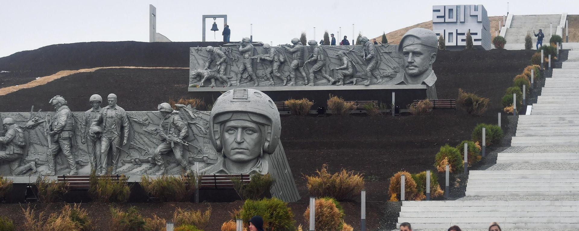 People walk down the stairs at the Savur-Mogyla war memorial complex with a bas-relief of Vladimir Zhoga, leader of the Sparta Battalion rebel military group in the Donetsk People's Republic (DPR), seen in the background, as Russia's military operation in Ukraine continues, near the city of Snezhnoe, Donetsk People's Republic People walk down the stairs at the Savur-Mogyla war memorial complex with a bas-relief of Vladimir Zhoga, leader of the Sparta Battalion rebel military group in the Donetsk People's Republic (DPR), seen in the background, as Russia's military operation in Ukraine continues, near the city of Snezhnoe, Donetsk People's Republic - Sputnik International, 1920, 20.09.2022