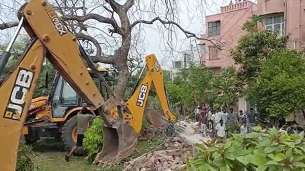 Noida Apartment Building's Boundary Wall Collapses  - Sputnik International