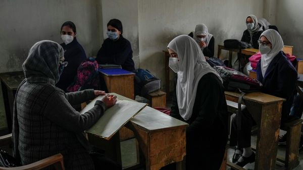 A teacher takes attendance of Kashmiri students on the first day of reopening of schools in Srinagar, Indian controlled Kashmir, Wednesday, March 2, 2022 - Sputnik International