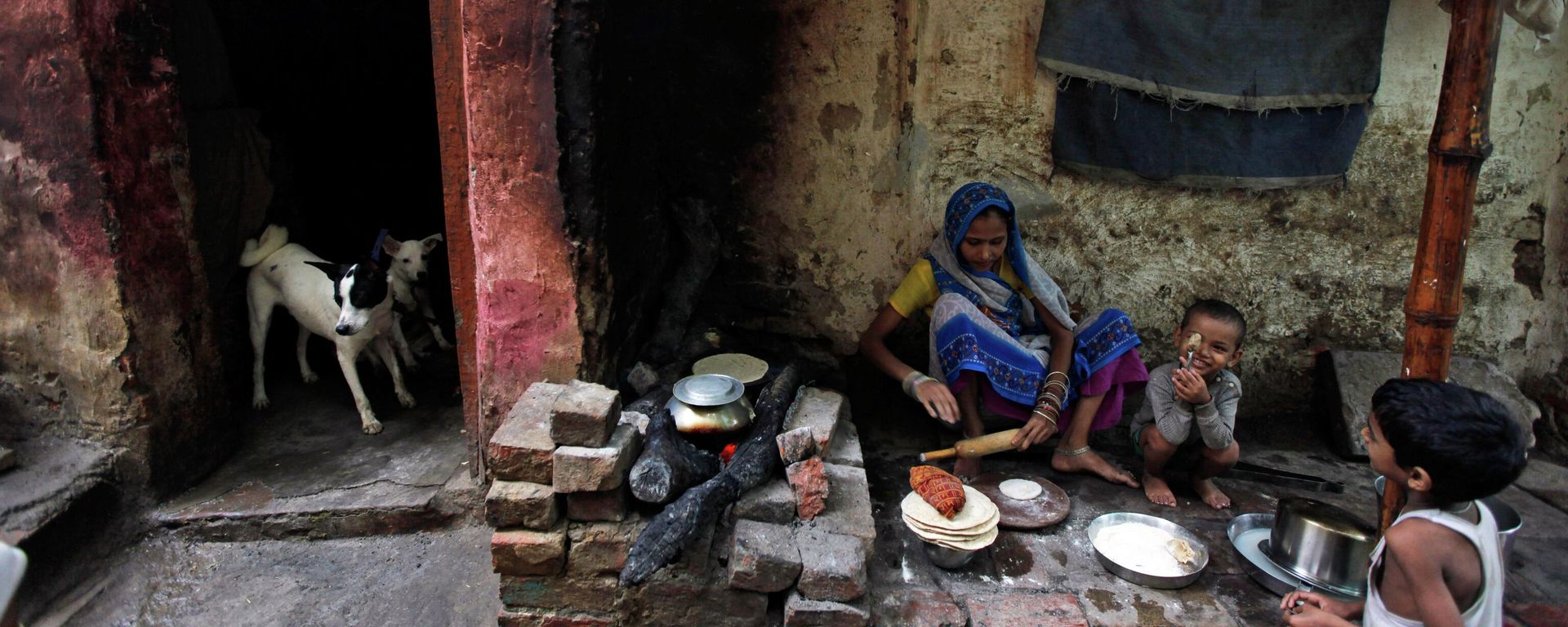 An Indian woman cooks chapati, or Indian bread, in an alley in Varanasi, India, Tuesday, Sept. 3, 2013. An Indian woman cooks chapati, or Indian bread, in an alley in Varanasi, India, Tuesday, Sept. 3, 2013. - Sputnik International, 1920, 20.09.2022