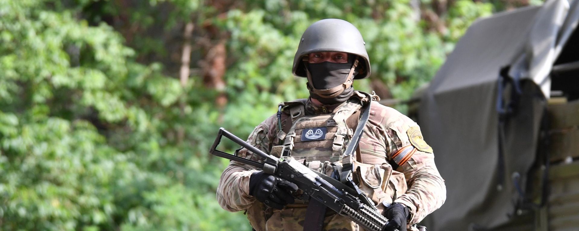 A service member of the LPR forces guards near a 2B9 Vasilek automatic 82-mm gun-mortar in the course of Russia's military operation in Ukraine, in Kharkov region, Ukraine A service member of the LPR forces guards near a 2B9 Vasilek automatic 82-mm gun-mortar in the course of Russia's military operation in Ukraine, in Kharkov region, Ukraine - Sputnik International, 1920, 19.11.2022