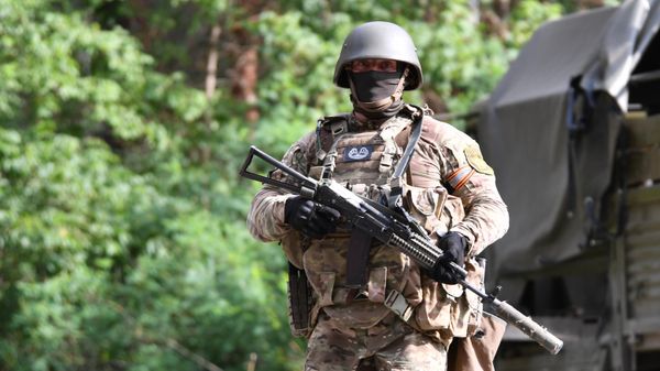 A service member of the LPR forces guards near a 2B9 Vasilek automatic 82-mm gun-mortar in the course of Russia's military operation in Ukraine, in Kharkov region, Ukraine - Sputnik International