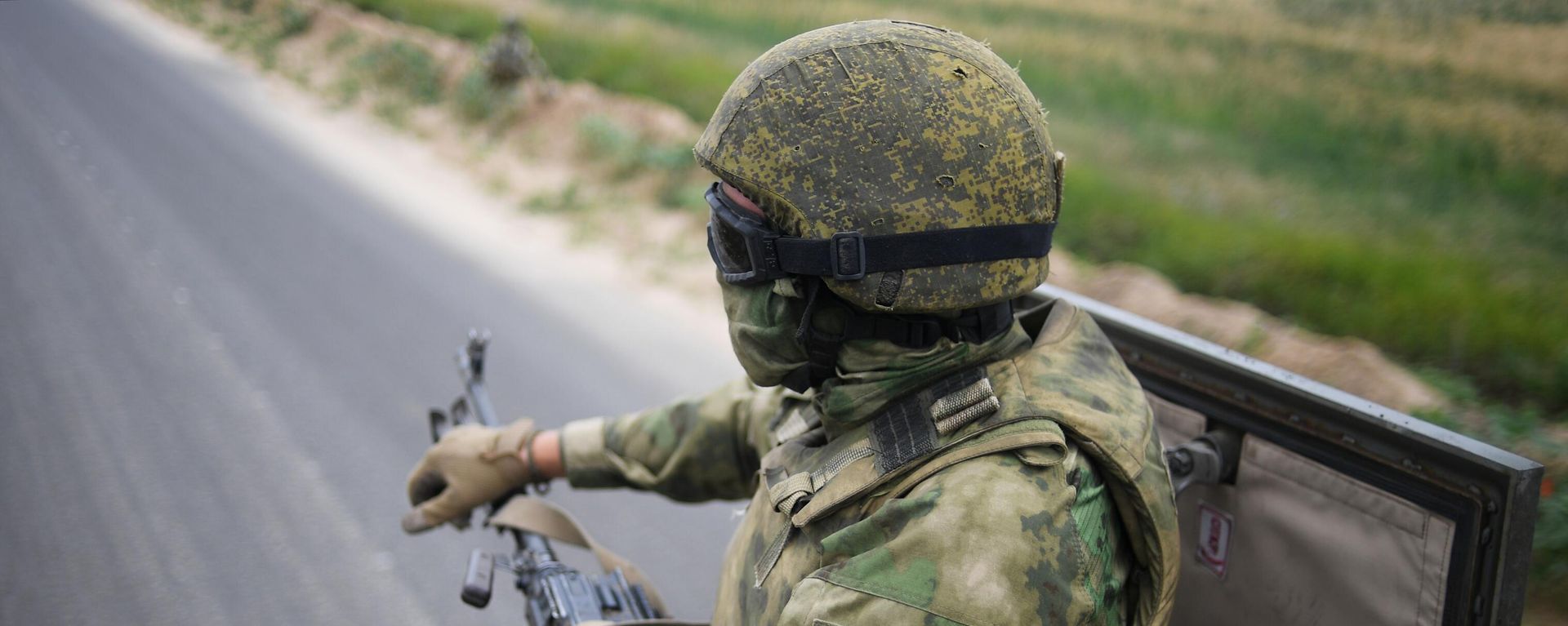 Russian serviceman is seen in the southern sector in the course of Russia's military operation in Ukraine, at the unknown location - Sputnik International, 1920, 07.05.2023