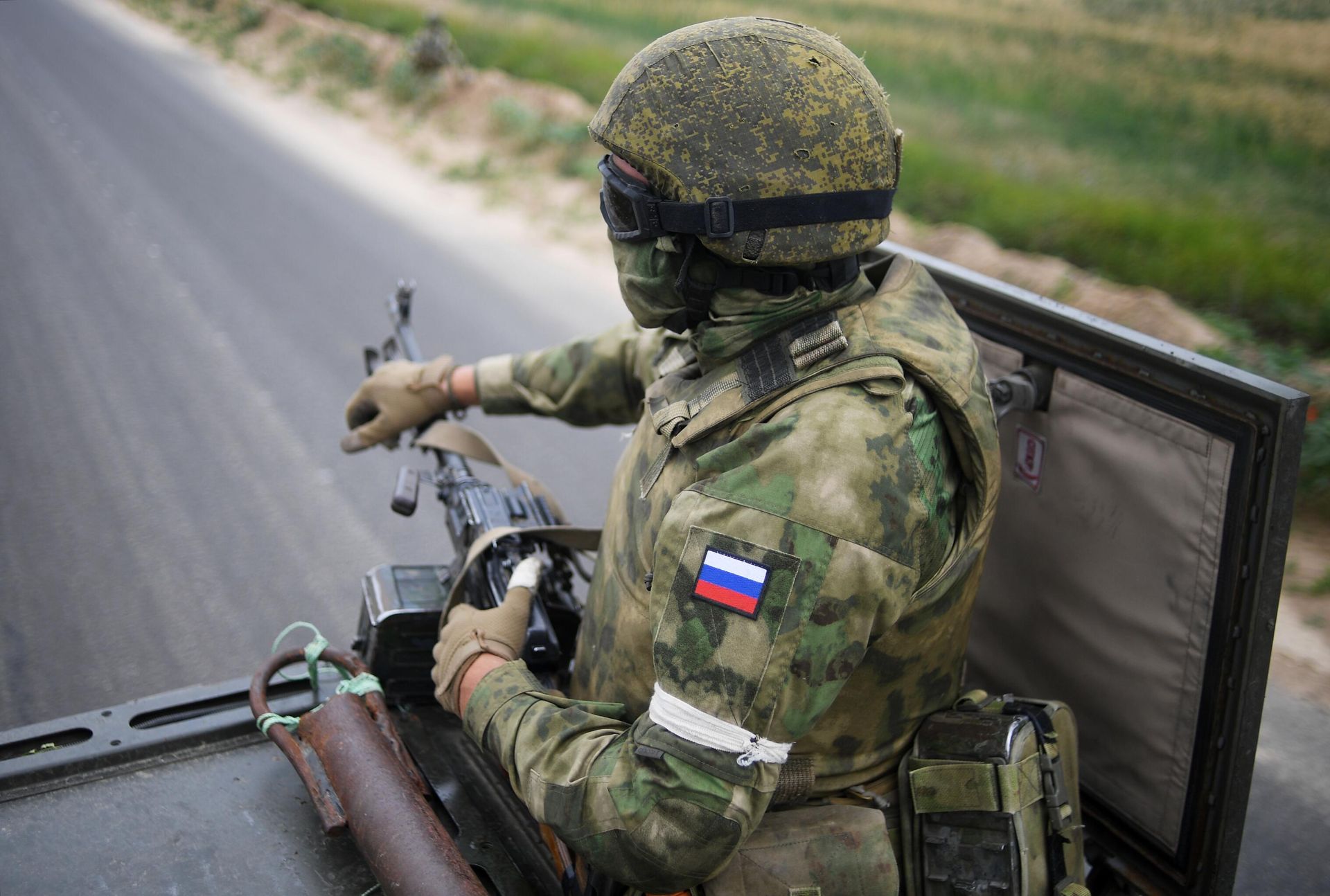 Russian serviceman is seen in the southern sector in the course of Russia's military operation in Ukraine, at the unknown location - Sputnik International, 1920, 31.12.2022