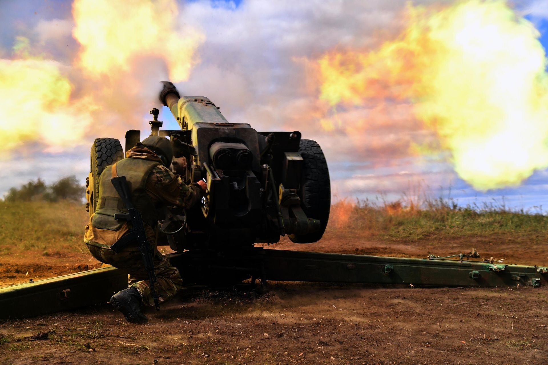 A serviceman of Russian private military company Wagner Group shoots from a 122 mm D30 howitzer at the Ukrainian positions, as Russia's military operation in Ukraine continues, in the suburbs of Bakhmut, Donetsk People's Republic - Sputnik International, 1920, 20.10.2022