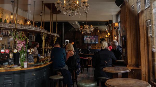 People watch live news in a pub showing the funeral service of Queen Elizabeth II at a London pub - Sputnik International