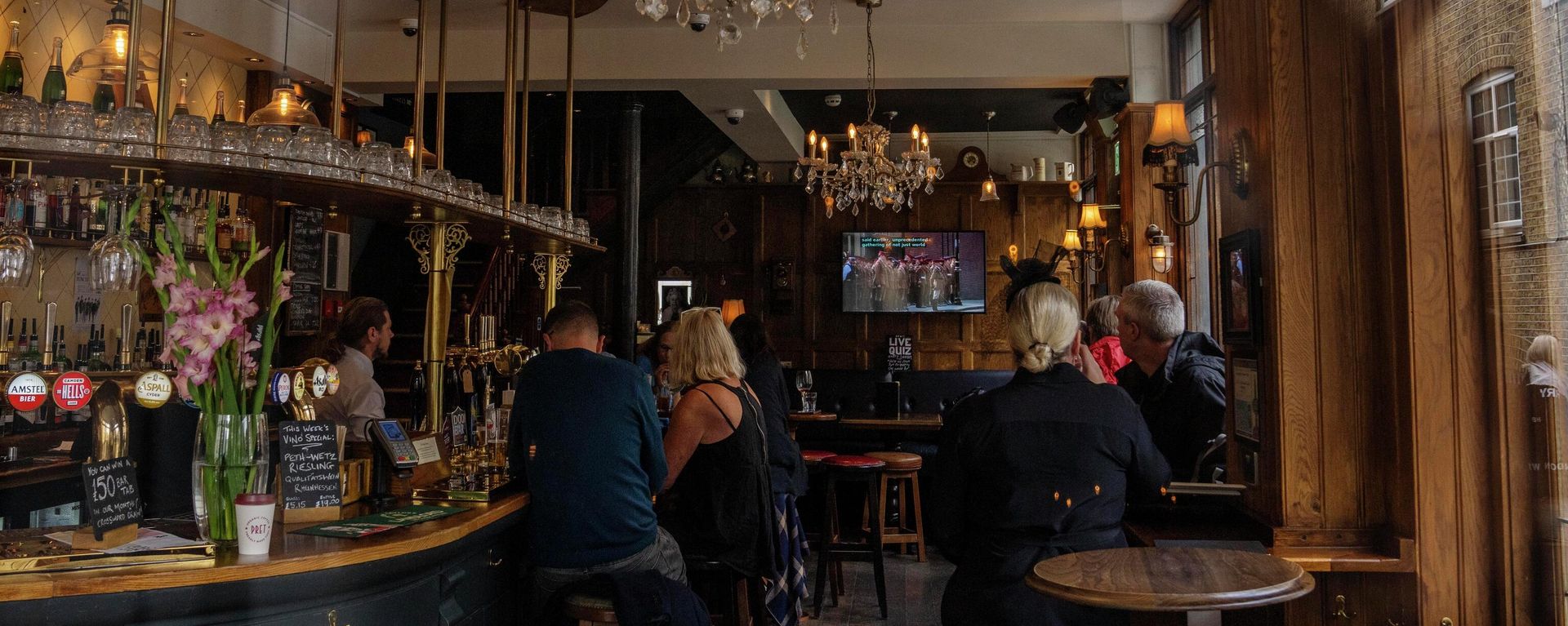 People watch live news in a pub showing the funeral service of Queen Elizabeth II at a London pub People watch live news in a pub showing the funeral service of Queen Elizabeth II at a London pub - Sputnik International, 1920, 21.09.2022