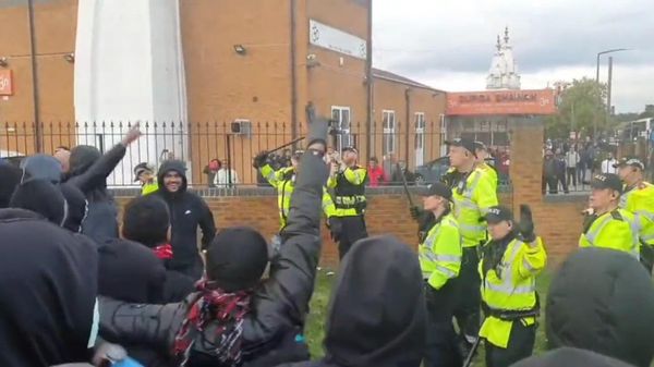 After attacking Hindu Temple in Leicester,Now Radical Mob attacks Durga Bhawan Hindu Temple in Smethwick Birmingham - Sputnik International