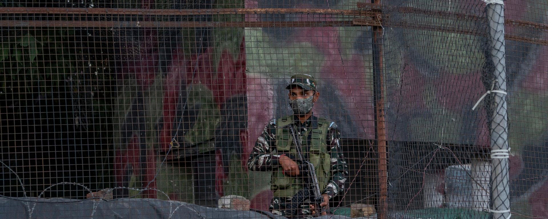 A paramilitary soldier stands outside a bunker near the site of a grenade explosion in Srinagar, Indian controlled Kashmir, Saturday, Aug. 13, 2022. A paramilitary soldier stands outside a bunker near the site of a grenade explosion in Srinagar, Indian controlled Kashmir, Saturday, Aug. 13, 2022. - Sputnik International, 1920, 17.10.2022