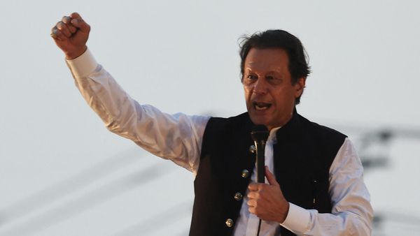 Former Pakistan's prime minister Imran Khan gestures as he speaks during a lawyers convention in Lahore on September 21, 2022. Former Pakistan's prime minister Imran Khan gestures as he speaks during a lawyers convention in Lahore on September 21, 2022. - Sputnik International