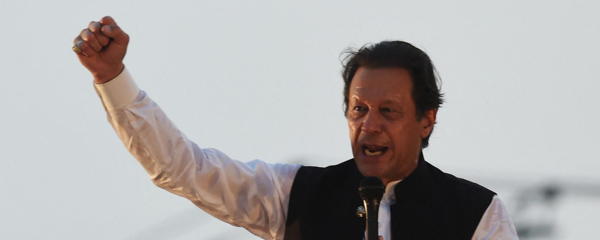 Former Pakistan's prime minister Imran Khan gestures as he speaks during a lawyers convention in Lahore on September 21, 2022. Former Pakistan's prime minister Imran Khan gestures as he speaks during a lawyers convention in Lahore on September 21, 2022. - Sputnik International, 1920, 21.10.2022
