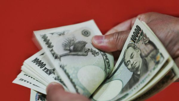 This photo illustration shows a person counting out Japanese 10,000 yen banknotes (75 USD) in Tokyo on June 8, 2022 - Sputnik International
